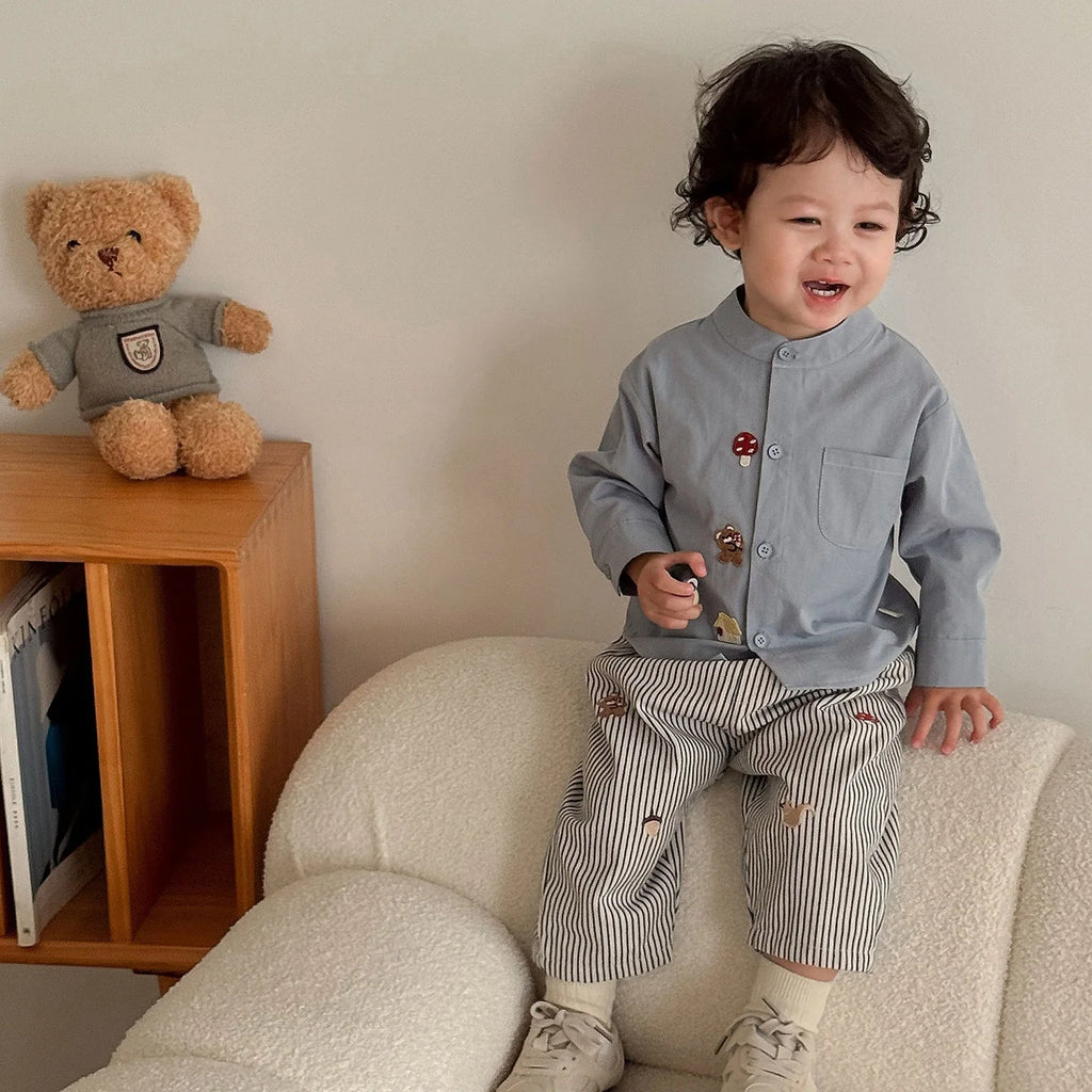 pantalon brodé et un t-shirt à manches longue