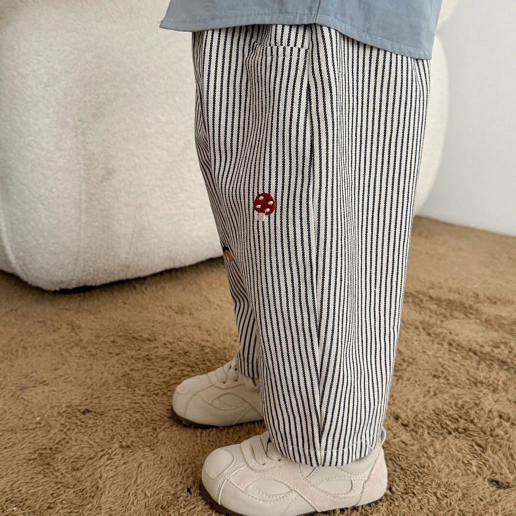 pantalon brodé et un t-shirt à manches longue